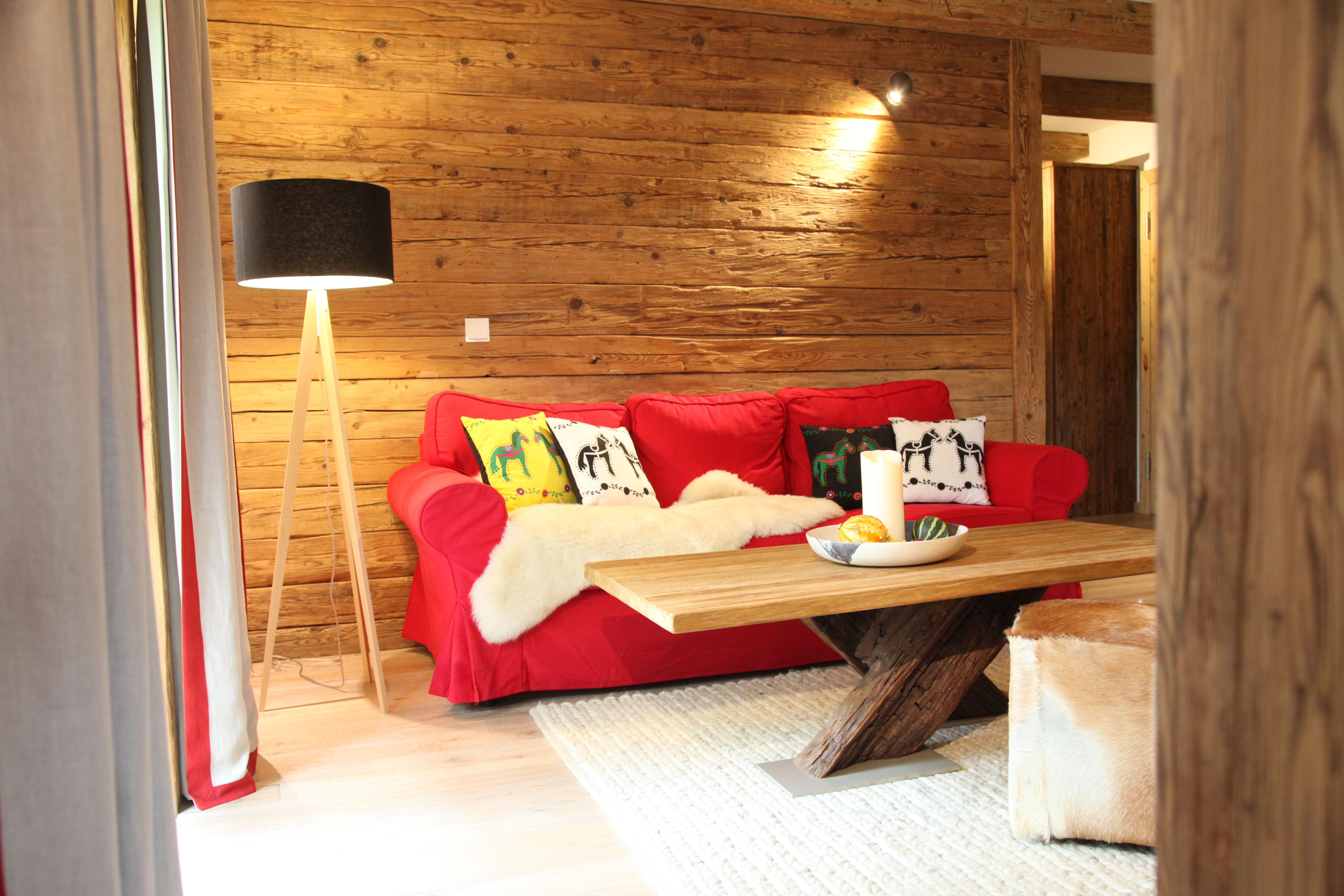 Wohnzimmer mit roter Couch